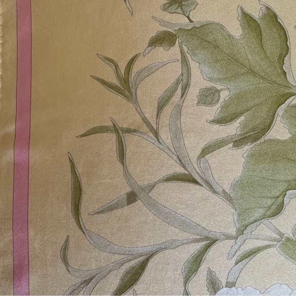 Authentic Salvatore Ferragamo Scarf - Picture 10 of 10